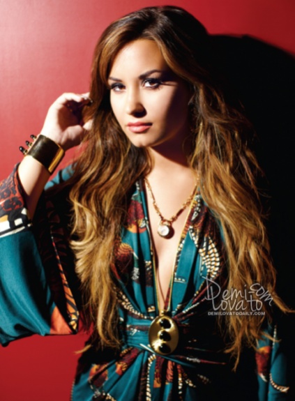 demilovatotenuehot2012 424x576